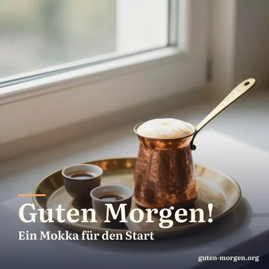 Kupferkännchen mit schaumigem Mokka und zwei kleinen Tassen auf einem Messingtablett im Morgenlicht; Schrift: „Guten Morgen! Ein Mokka für den Start“
