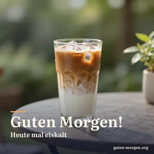 Hohes Glas Eiskaffee mit Milchschlieren auf einem sonnigen Gartentisch, Wassertropfen am Glas; Schrift: „Guten Morgen! Heute mal eiskalt“
