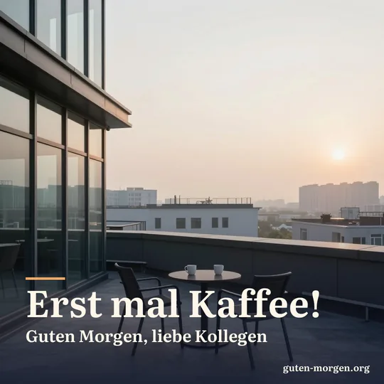 Dachterrasse eines Bürogebäudes bei Sonnenaufgang mit kleinem Tisch, zwei Stühlen und zwei Tassen, dahinter Dächer der Stadt im Dunst; Schrift: „Erst mal Kaffee! Guten Morgen, liebe Kollegen“
