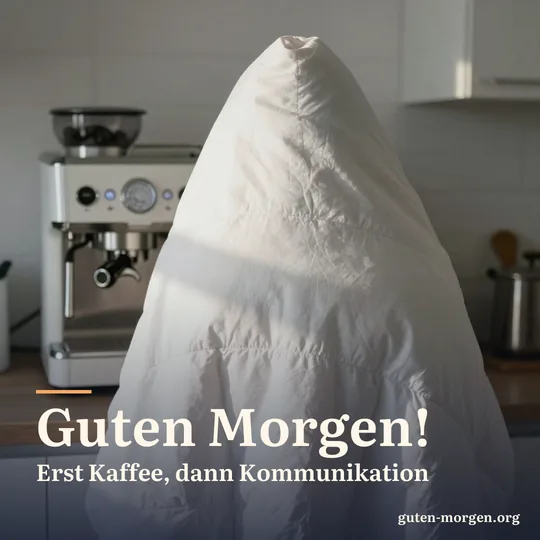 Person von hinten, in eine dicke Bettdecke gehüllt, wartet in der Küche vor einer Espressomaschine; Schrift: "Guten Morgen! Erst Kaffee, dann Kommunikation"