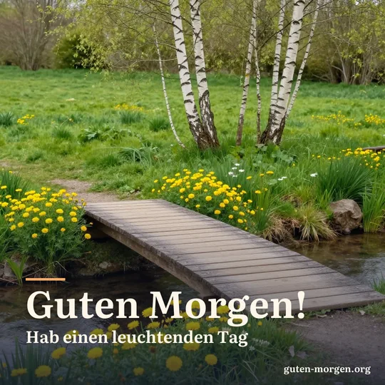 Kleiner Holzsteg über einem klaren Bach, gesäumt von leuchtend gelben Sumpfdotterblumen im weichen Morgenlicht, dahinter eine frische Wiese mit jungen Birken; Schrift: „Guten Morgen! Hab einen leuchtenden Tag“