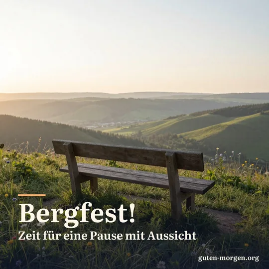 Holzbank auf einer Hügelkuppe mit Blick über ein weites Tal bei Sonnenaufgang, ringsum Wildblumen; Schrift: „Bergfest! Zeit für eine Pause mit Aussicht“