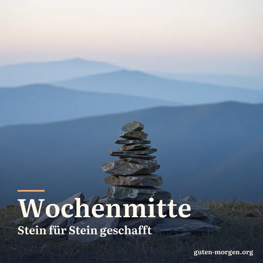 Steinmännchen aus flachen Steinen auf einem grasigen Grat bei Sonnenaufgang, in der Ferne verblassende blaue Hügelketten; Schrift: „Wochenmitte. Stein für Stein geschafft“