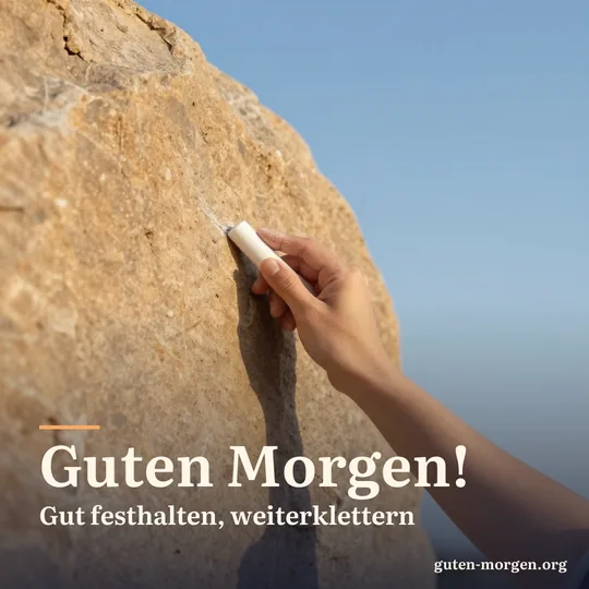 Eine mit Kreide bestäubte Hand greift in eine sonnige Sandsteinwand, dahinter klarer blauer Himmel; Schrift: „Guten Morgen! Gut festhalten, weiterklettern“