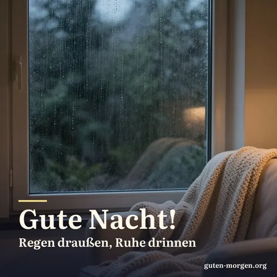 Regentropfen laufen nachts an einer dunklen Scheibe herab, davor ein Sessel mit Strickdecke im warmen Lampenlicht; Schrift: „Gute Nacht! Regen draußen, Ruhe drinnen“