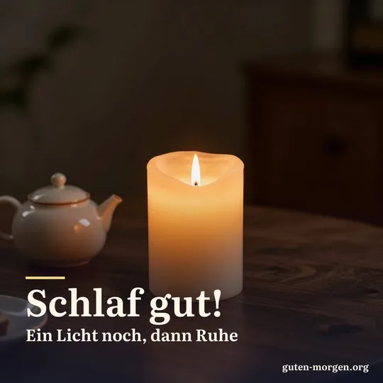 Eine einzelne brennende Kerze neben einer kleinen Teekanne auf einem Holztisch im dunklen Raum; Schrift: „Schlaf gut! Ein Licht noch, dann Ruhe“