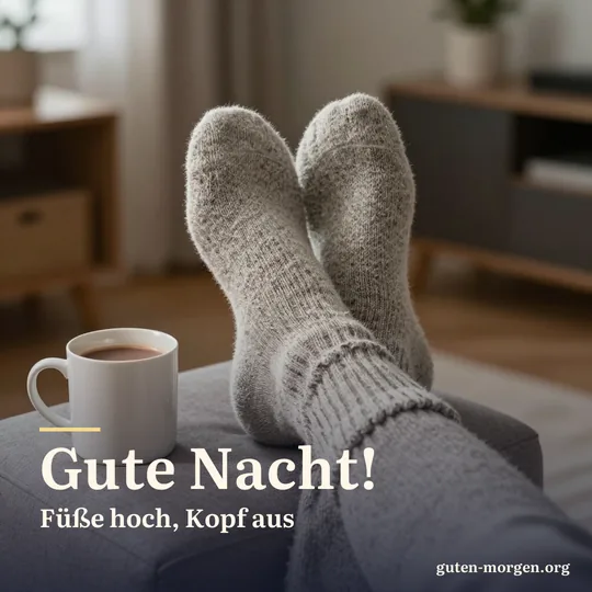 Füße in dicken Wollsocken auf einem Hocker neben einer Tasse Kakao im Lampenlicht; Schrift: „Gute Nacht! Füße hoch, Kopf aus“