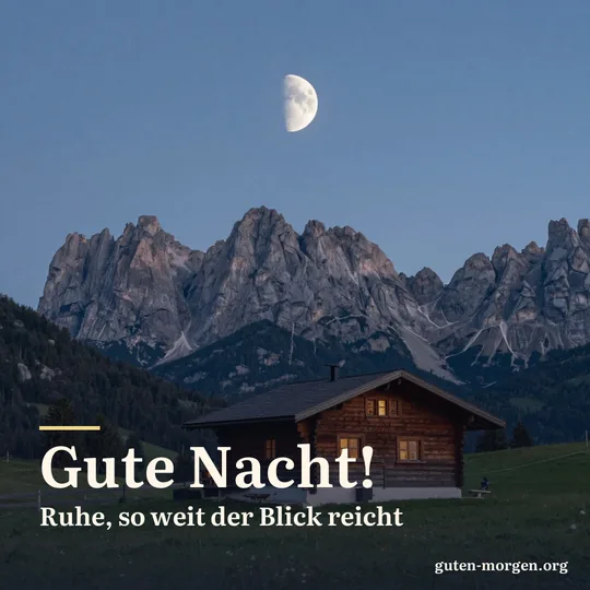 Halbmond über Alpengipfeln in einer klaren Sommernacht, darunter eine Holzhütte auf einer Bergwiese; Schrift: „Gute Nacht! Ruhe, so weit der Blick reicht“