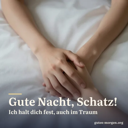 Zwei Hände mit verschränkten Fingern auf einer weißen Bettdecke im sanften Mondlicht; Schrift: „Gute Nacht, Schatz! Ich halt dich fest, auch im Traum“