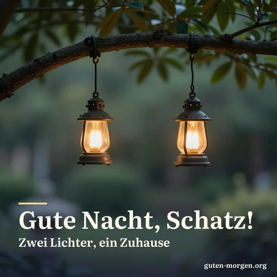 Zwei kleine leuchtende Laternen hängen nebeneinander an einem Ast im nächtlichen Garten; Schrift: „Gute Nacht, Schatz! Zwei Lichter, ein Zuhause“