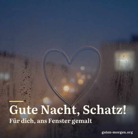 Ein kleines Herz, mit dem Finger in die beschlagene Fensterscheibe gemalt, dahinter warme Lichter der Stadt; Schrift: „Gute Nacht, Schatz! Für dich, ans Fenster gemalt“