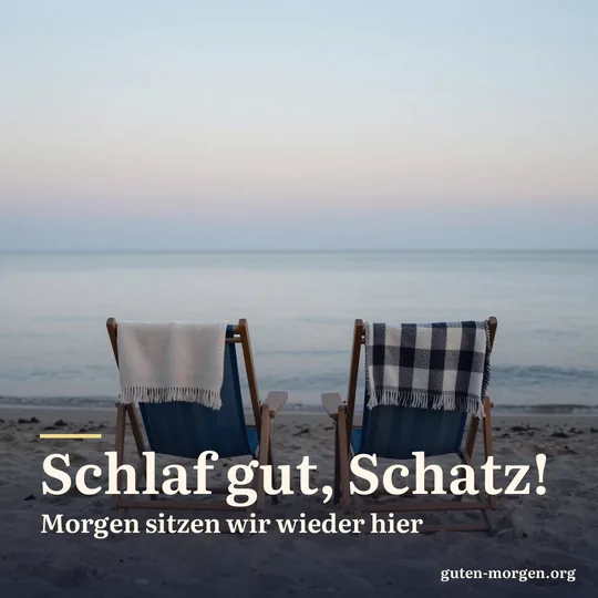 Zwei leere Strandstühle nebeneinander in der Abenddämmerung, über beiden liegt eine gemeinsame Decke; Schrift: „Schlaf gut, Schatz! Morgen sitzen wir wieder hier“