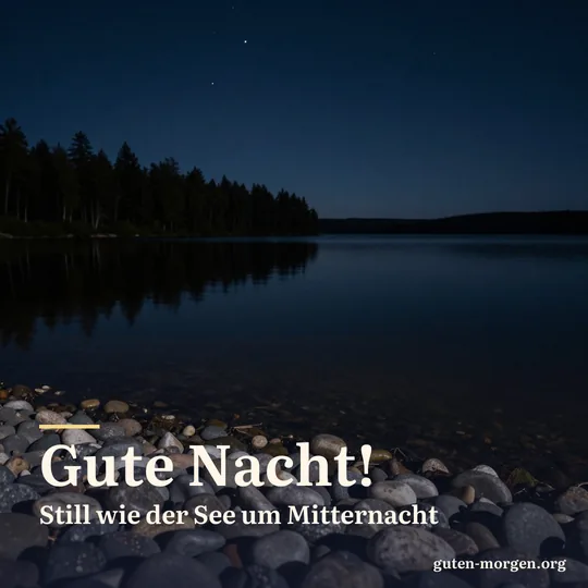 Glatte Kiesel am Seeufer bei Nacht, die Sterne spiegeln sich im stillen dunklen Wasser, am anderen Ufer der Wald; Schrift: „Gute Nacht! Still wie der See um Mitternacht“