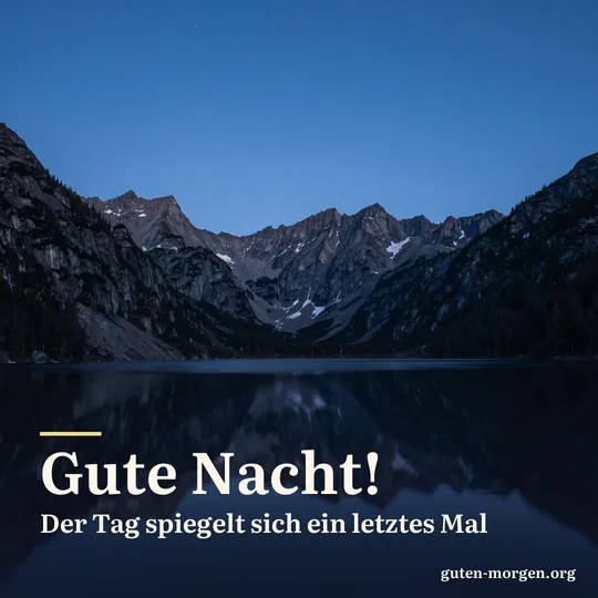 Bergsee zur blauen Stunde, die dunklen Gipfel spiegeln sich im glatten Wasser, darüber die ersten Sterne; Schrift: „Gute Nacht! Der Tag spiegelt sich ein letztes Mal“