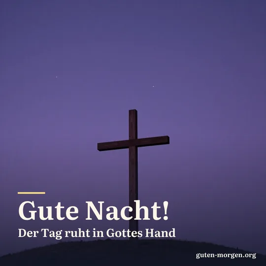 Schlichtes Holzkreuz auf einem Hügel als Silhouette vor tief violettem Abendhimmel mit den ersten Sternen; Schrift: „Gute Nacht! Der Tag ruht in Gottes Hand“