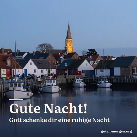 Kleiner Fischerhafen in der Abenddämmerung, Boote liegen auf ruhigem Wasser, über den Dächern ein sanft beleuchteter Kirchturm; Schrift: „Gute Nacht! Gott schenke dir eine ruhige Nacht“