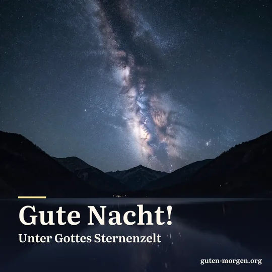 Die Milchstraße wölbt sich nachts über einem stillen Bergsee, die Sterne spiegeln sich im Wasser, ringsum dunkle Gipfel; Schrift: „Gute Nacht! Unter Gottes Sternenzelt“