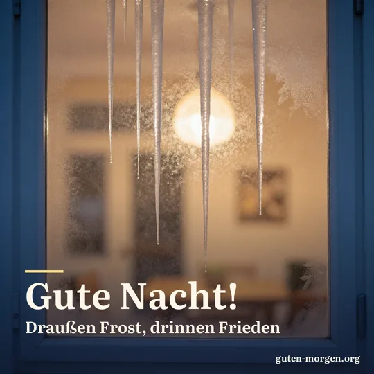Eiszapfen hängen nachts an einem Fensterrahmen, hinter der beschlagenen Scheibe eine warm erleuchtete Stube; Schrift: „Gute Nacht! Draußen Frost, drinnen Frieden“