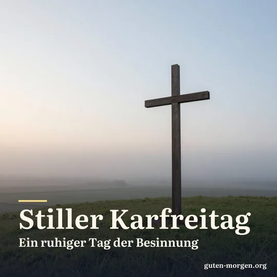 Schlichtes Holzkreuz auf einem stillen Hügel unter blassem Morgenhimmel, Nebel im Tal; Schrift: „Stiller Karfreitag – Ein ruhiger Tag der Besinnung“