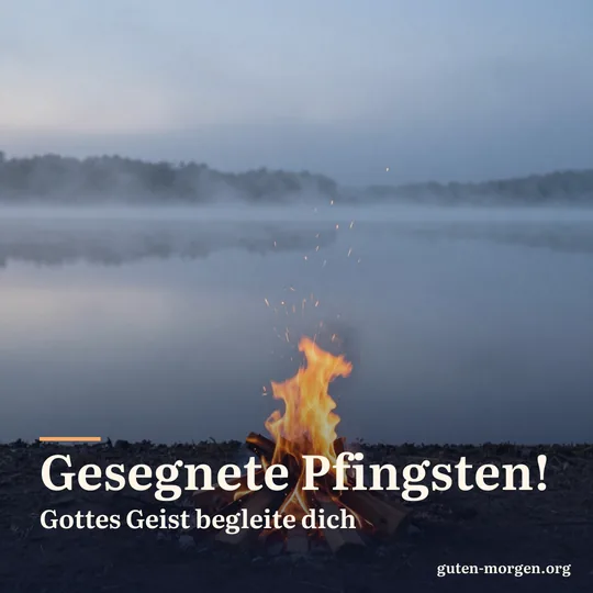 Ein kleines Lagerfeuer brennt in der Morgendämmerung an einem stillen Seeufer, Funken steigen auf, Nebel zieht über das Wasser; Schrift: „Gesegnete Pfingsten! Gottes Geist begleite dich“