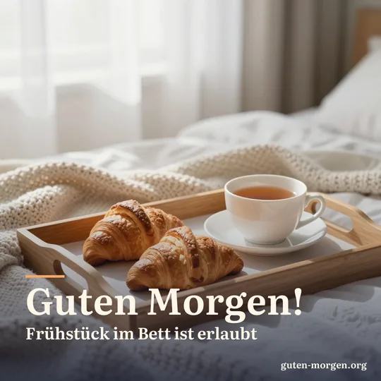 Frühstückstablett auf dem Bett mit Croissants, einer Tasse Tee und einer Strickdecke, Morgensonne durch helle Vorhänge; Schrift: „Guten Morgen! Frühstück im Bett ist erlaubt“