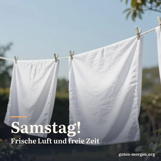 Weiße Laken trocknen auf einer Wäscheleine in einem sonnigen Garten und flattern im leichten Wind, blauer Himmel; Schrift: „Samstag! Frische Luft und freie Zeit“