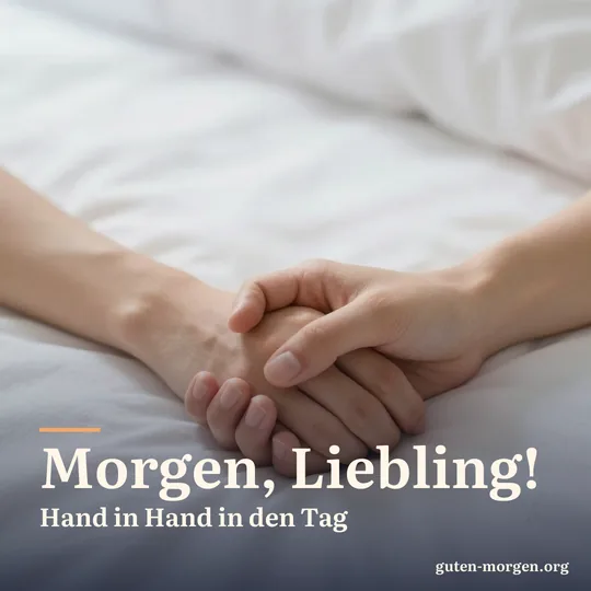 Nahaufnahme zweier ineinander verschränkter Hände auf weißer Bettwäsche im weichen Morgenlicht; Schrift: „Morgen, Liebling! Hand in Hand in den Tag“