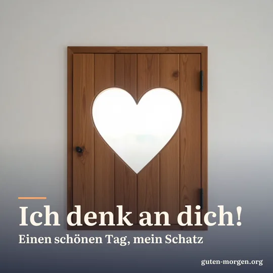 Morgenlicht fällt durch ein herzförmiges Loch in einem hölzernen Fensterladen und zeichnet ein helles Herz auf eine weiße Wand; Schrift: „Ich denk an dich! Einen schönen Tag, mein Schatz“