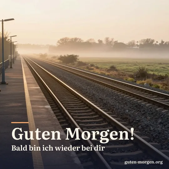 Leerer Bahnsteig bei Sonnenaufgang, die Gleise leuchten golden und führen in die Ferne, dahinter zarter Nebel über den Feldern; Schrift: „Guten Morgen! Bald bin ich wieder bei dir“