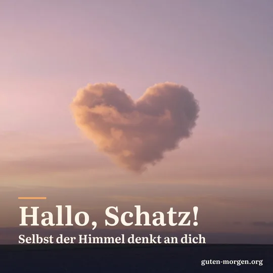 Eine kleine herzförmige Wolke am rosa-goldenen Morgenhimmel über einem stillen Feld; Schrift: „Hallo, Schatz! Selbst der Himmel denkt an dich“