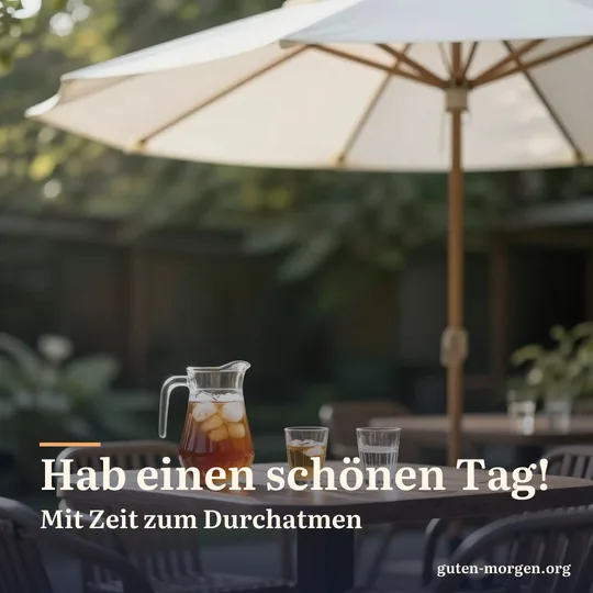 Gartentisch mit einem Krug Eistee und zwei Gläsern unter einem weißen Sonnenschirm am späten Vormittag; Schrift: „Hab einen schönen Tag! Mit Zeit zum Durchatmen“