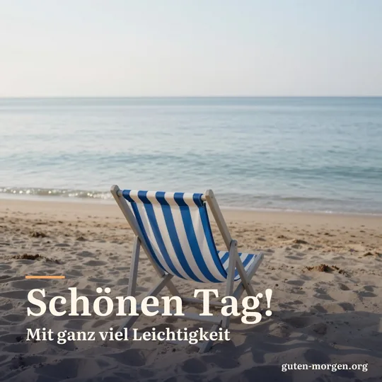Ein blau-weiß gestreifter Liegestuhl an einem leeren Sandstrand mit Blick auf das ruhige Meer; Schrift: „Schönen Tag! Mit ganz viel Leichtigkeit“