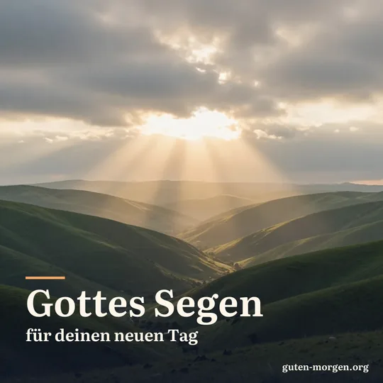 Erste Sonnenstrahlen brechen über grünen Hügeln durch die Wolken und fallen in ein nebliges Tal; Schrift: „Gottes Segen für deinen neuen Tag“