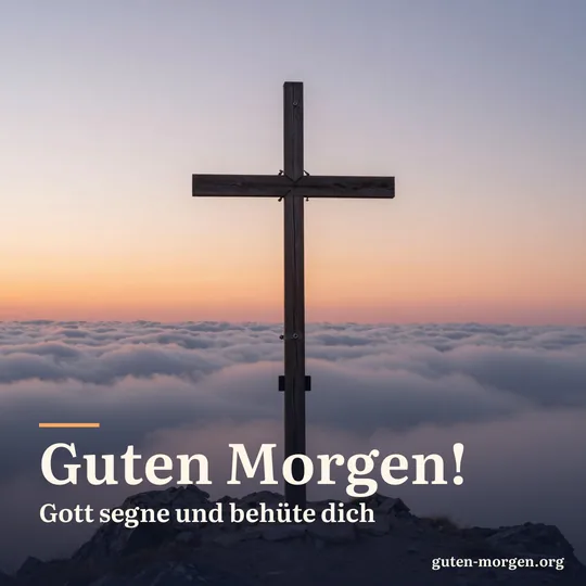 Schlichtes Gipfelkreuz aus Holz bei Sonnenaufgang, darunter ein rosa und orange leuchtendes Wolkenmeer; Schrift: „Guten Morgen! Gott segne und behüte dich“