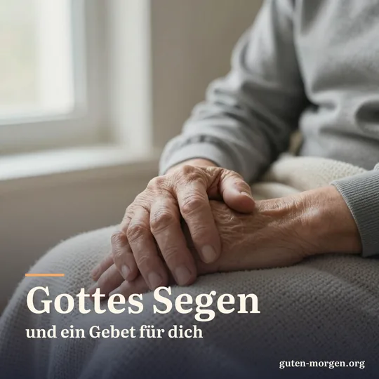 Gefaltete Hände eines älteren Menschen auf einer Strickdecke im weichen Morgenlicht; Schrift: „Gottes Segen und ein Gebet für dich“