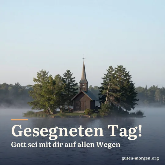 Kleine Holzkapelle auf einer bewaldeten Insel in einem stillen See, Morgennebel zieht über das Wasser; Schrift: „Gesegneten Tag! Gott sei mit dir auf allen Wegen“