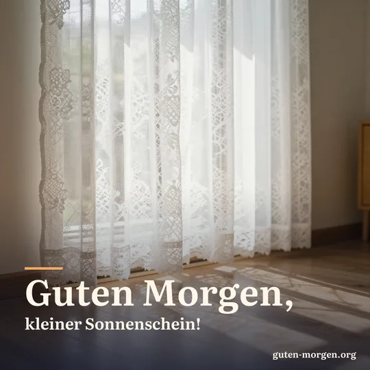 Warmes Morgenlicht fällt durch eine weiße Spitzengardine auf einen Holzboden und zeichnet Muster; Schrift: „Guten Morgen, kleiner Sonnenschein!“