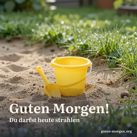 Morgensonne auf einem Sandkasten im Garten mit gelbem Spieleimer und Schaufel; Schrift: „Guten Morgen! Du darfst heute strahlen“