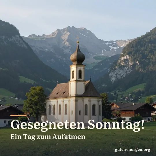 Barockkirche mit Zwiebelturm über einem Alpendorf bei Sonnenaufgang, dahinter grüne Wiesen und Berge; Schrift: „Gesegneten Sonntag! Ein Tag zum Aufatmen“