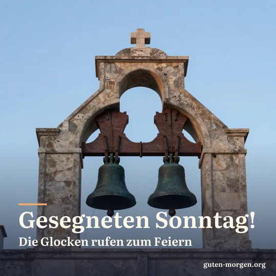 Zwei Bronzeglocken in einem offenen Glockenturm aus Stein, von unten gesehen vor klarem blauem Morgenhimmel; Schrift: „Gesegneten Sonntag! Die Glocken rufen zum Feiern“