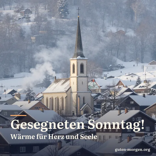 Verschneite Dorfkirche am Hang im blassen Licht eines Wintermorgens, aus den Schornsteinen der Häuser steigt Rauch; Schrift: „Gesegneten Sonntag! Wärme für Herz und Seele“