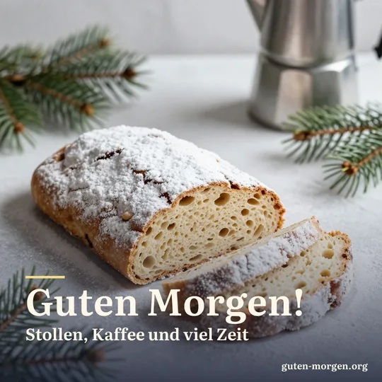 Frühstückstisch mit angeschnittenem, gezuckertem Christstollen, Kaffeekanne und Tannenzweigen im weichen Morgenlicht; Schrift: „Guten Morgen! Stollen, Kaffee und viel Zeit“