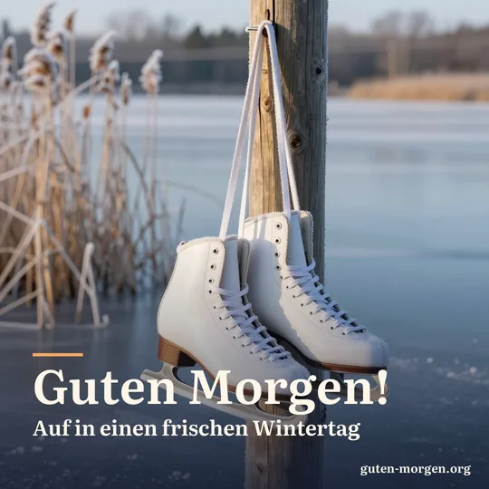 Weiße Schlittschuhe hängen an ihren Schnürsenkeln an einem Holzpfosten am zugefrorenen See; Schrift: „Guten Morgen! Auf in einen frischen Wintertag“