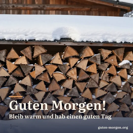 Ordentlich gestapeltes Brennholz mit einer dicken Schneehaube vor einer Holzwand im weichen Morgenlicht; Schrift: „Guten Morgen! Bleib warm und hab einen guten Tag“