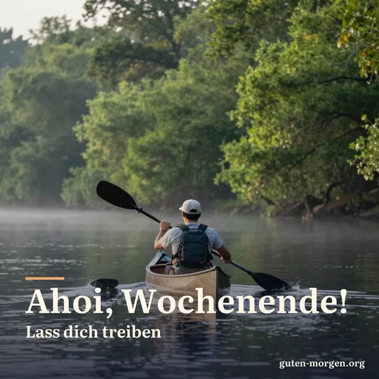 Person im Kanu von hinten auf einem ruhigen Fluss durch grünen Wald am Morgen; Schrift: „Ahoi, Wochenende! Lass dich treiben“