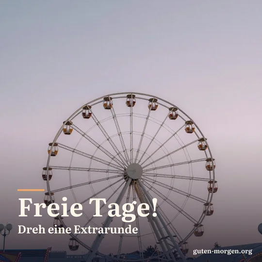 Riesenrad vor einem pastellfarbenen Morgenhimmel auf einem leeren Rummelplatz, sanftes frühes Licht; Schrift: „Freie Tage! Dreh eine Extrarunde“