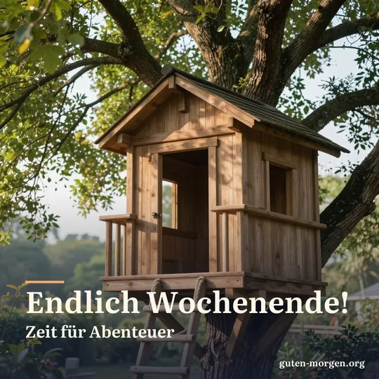 Baumhaus aus Holz in einer Eiche im Garten in der Morgensonne, eine Strickleiter hängt herab; Schrift: „Endlich Wochenende! Zeit für Abenteuer“