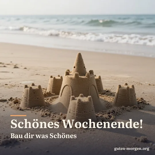Sandburg an einem leeren Strand im Morgenlicht, sanfte Wellen rollen heran; Schrift: „Schönes Wochenende! Bau dir was Schönes“