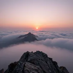 Sonnenaufgang: Wolkenmeer am Gipfel