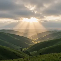 Sonnenstrahlen über den Hügeln